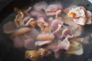 锅中倒入适量的清水用大火烧开后立马关火，把切片的天鹅蛋放入锅中。