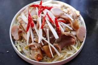 上面放入用刀切成细丝的红尖椒，大葱和大蒜末。