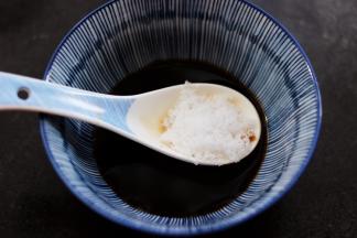 然后加入白糖，把所有的调料搅拌均匀后。