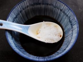 然后加入白糖，把所有的调料搅拌均匀后。