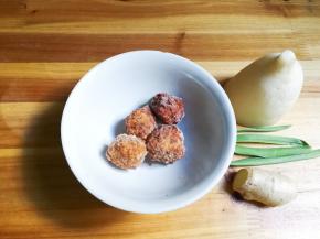 准备好食材：半根白萝卜，四个肉圆，姜，青蒜