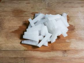 白萝卜削去皮切成条