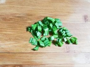 青蒜洗净切碎