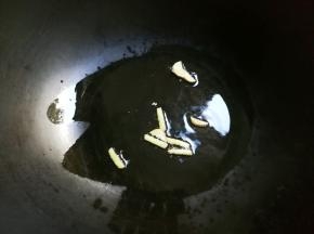热锅凉油放入姜丝煎出香味