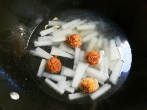 放入适量热水烧开转小火烧至白萝卜熟透