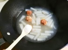 放入一小勺盐