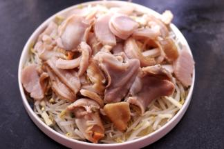 焯过水的天鹅蛋铺到焯过水的绿豆芽上面。