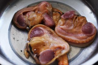 首先把天鹅蛋用清水冲洗干净后。