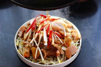 另起锅烧热后倒入花生油烧热后浇到上面即可。