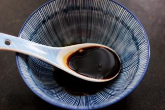 取一个小碗，先倒入生抽和蒸鱼豉油，再加入蚝油调色。