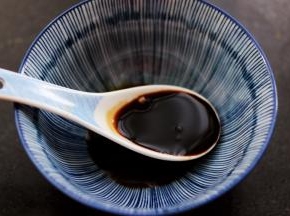 取一个小碗，先倒入生抽和蒸鱼豉油，再加入蚝油调色。