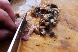 这个时候用刀把天鹅蛋的内脏挂干净。