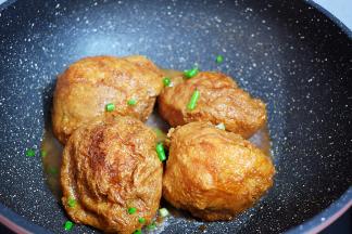 出锅前尝一下味道，如果不够味道，根据自己的口味调入盐，再撒上葱花即可