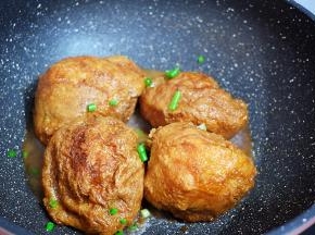 出锅前尝一下味道，如果不够味道，根据自己的口味调入盐，再撒上葱花即可