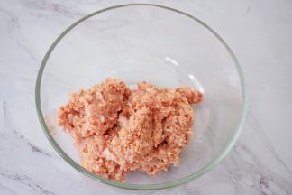 把肉末放入容器中