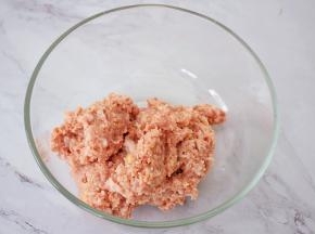 把肉末放入容器中