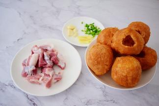 猪肉洗净切成小块，姜切丝，蒜切片，葱切葱花，油面筋用筷子捅个洞，然后用筷子轻轻在里面搅一下，让面筋里面留出空间，也可以用勺子把油面筋里面挖空，这个随自己喜欢