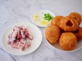 猪肉洗净切成小块，姜切丝，蒜切片，葱切葱花，油面筋用筷子捅个洞，然后用筷子轻轻在里面搅一下，让面筋里面留出空间，也可以用勺子把油面筋里面挖空，这个随自己喜欢