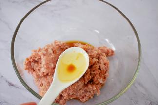 加入2汤匙食用油