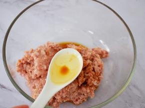 加入2汤匙食用油