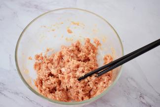 用筷子搅打均匀，无需搅打上劲