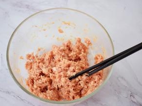 用筷子搅打均匀，无需搅打上劲