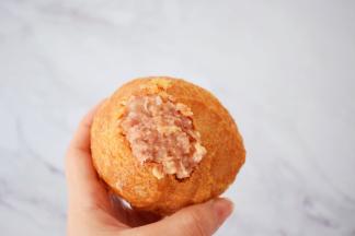 取一个油面筋，小心轻轻的把调好的肉馅一点一点塞进去，尽量塞紧塞满了