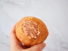 取一个油面筋，小心轻轻的把调好的肉馅一点一点塞进去，尽量塞紧塞满了