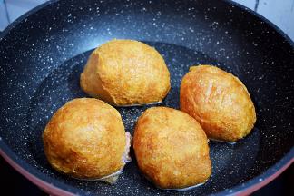 锅中倒入适量的水，放入油面筋塞肉