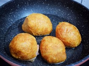 锅中倒入适量的水，放入油面筋塞肉