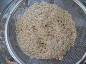 白芝麻冲洗干净，沥干水份