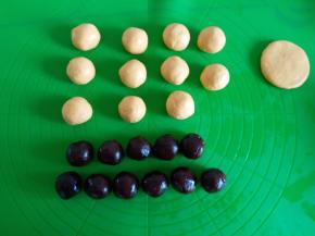 面团分20克一个
豆沙馅儿分15克一个