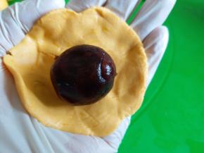 面团按扁包上豆沙馅儿