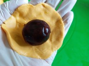 面团按扁包上豆沙馅儿