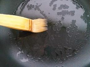 平底锅刷薄薄一层油