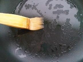 平底锅刷薄薄一层油
