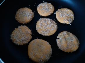 南瓜饼放入锅里，小火煎熟，用筷子翻面