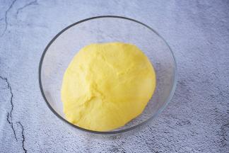 把揉好的面团取出放入容器中，盖上保鲜膜进行一发