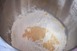 把材料除黄油外的全部材料一起放入厨师机桶中