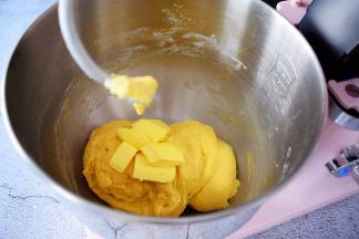 放入软化好的黄油