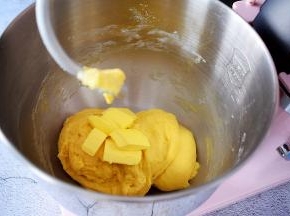 放入软化好的黄油