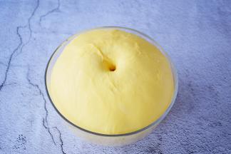 等面团发至2倍大，手指粘面粉在面团中间戳个洞，不回缩不塌陷证明已经发酵好了