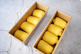 放入吐司模具里盖上保鲜膜进行二发