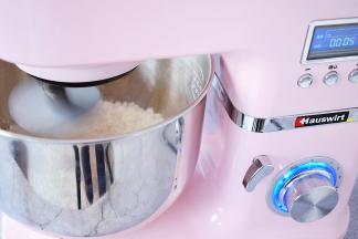 启动厨师机，揉到面团光滑