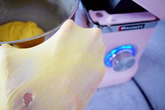 继续启动厨师机揉面，直到揉出手膜，即是可以拉出薄薄的一层薄即可