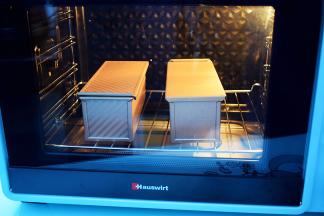 放入预热好的海氏烤箱，上下火160度，下层30分钟