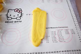 用擀面杖再次擀成牛舌状