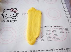 用擀面杖再次擀成牛舌状