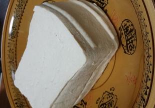 豆腐水冲洗干净切小块备用。