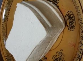 豆腐水冲洗干净切小块备用。